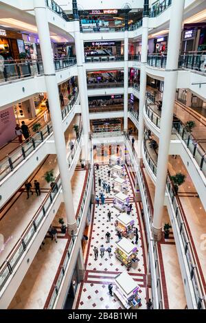 Innenbereich des großen Einkaufszentrums Suria llcc in Petronas Towers, Kuala Lumpur, Malaysia, Asien Stockfoto