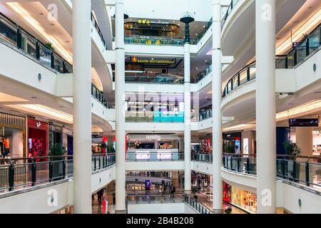 Innenbereich des großen Einkaufszentrums Suria llcc in Petronas Towers, Kuala Lumpur, Malaysia, Asien Stockfoto