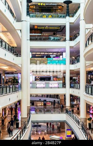 Innenbereich des großen Einkaufszentrums Suria llcc in Petronas Towers, Kuala Lumpur, Malaysia, Asien Stockfoto