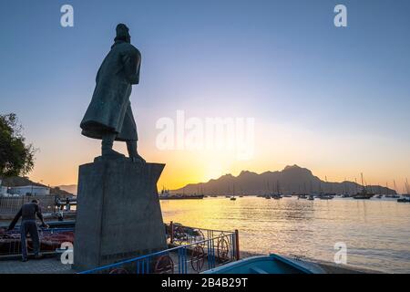 Kap Verde, Insel Sao Vicente, Mindelo, Tribut an Diogo Afonso, portugiesischen Entdecker und Seefahrer, mit Blick auf die Bucht von Porto Grande und den Monte Cara Stockfoto