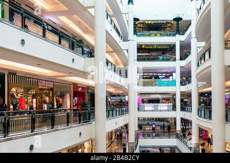 Innenbereich des großen Einkaufszentrums Suria llcc in Petronas Towers, Kuala Lumpur, Malaysia, Asien Stockfoto