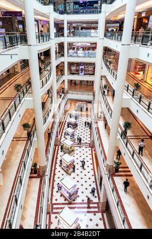 Innenbereich des großen Einkaufszentrums Suria llcc in Petronas Towers, Kuala Lumpur, Malaysia, Asien Stockfoto