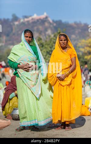 Indien, Uttarakhand, Haridwar, heilige Stadt des hinduismus, Kumbh Mela Hindu-Pilgerreise, zwei Frauen, die Saree, traditionelle indische Kleidung und Mansa Devi Tempel im Hintergrund tragen Stockfoto