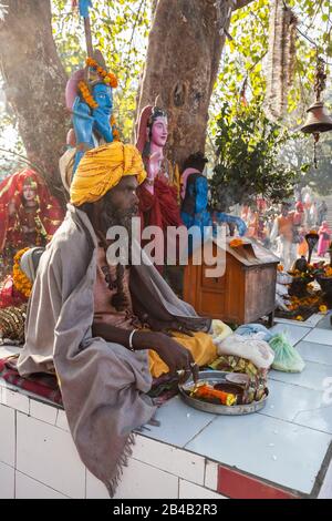 Indien, Uttarakhand, Haridwar, heilige Stadt des hinduismus, Kumbh Mela Hindu-Pilgerreise, die Sadhu meditiert Stockfoto