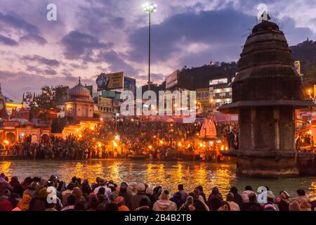 Indien, Uttarakhand, Haridwar, heilige Stadt des hinduismus, Kumbh Mela Hindu-Pilgerreise, Har Ki Pauri Ghat, Aarti, rituelle Anbetung bei Sonnenuntergang Stockfoto