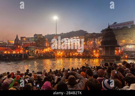 Indien, Uttarakhand, Haridwar, heilige Stadt des hinduismus, Kumbh Mela Hindu-Pilgerreise, Har Ki Pauri Ghat, Aarti, rituelle Anbetung bei Sonnenuntergang Stockfoto