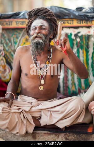 Indien, Uttarakhand, Haridwar, heilige Stadt des hinduismus, Kumbh Mela Hindu-Pilgerreise, Porträt eines Sadhu Stockfoto