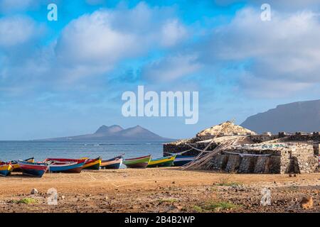 Kap Verde, Insel Sao Vicente, Baia das Gatas, Fischerdorf, Calhau Vulkanos im Hintergrund Stockfoto