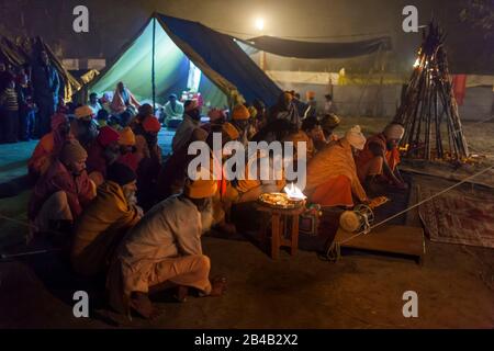 Indien, Uttarakhand, Haridwar, heilige Stadt des hinduismus, Kumbh Mela Hindu-Pilgerreise, Sadhus betend Stockfoto