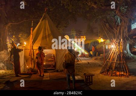 Indien, Uttarakhand, Haridwar, heilige Stadt des hinduismus, Kumbh Mela Hindu-Pilgerreise, Sadhu, der Aarti ausführt, das Abendgebet Stockfoto