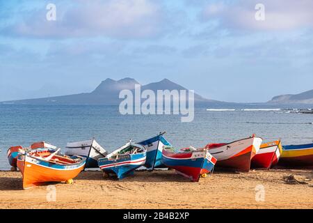 Kap Verde, Insel Sao Vicente, Baia das Gatas, Calhau-Vulkane im Hintergrund Stockfoto