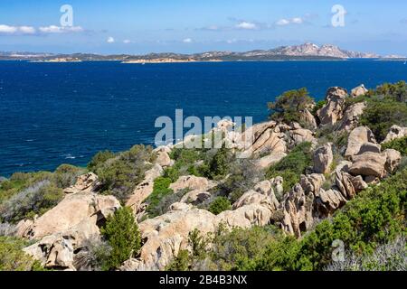 Farbenfroher Blick auf die zerklüftete Küste und die erodierten Felsen von Nordsardinien mit den Inseln La Maddalena und Isola Caprera. Baia Sardinien, . Stockfoto