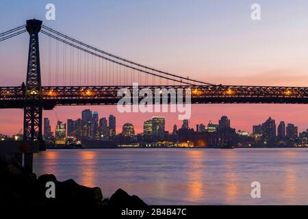 United States, New York, Brooklyn, Williamsburg, Williamsburg Hängebrücke über den East River vor Manhattan nachts Stockfoto