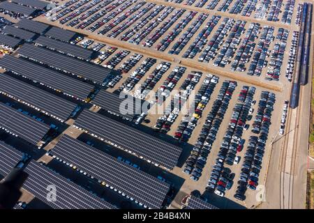 Frankreich, Bouches du Rhone, Miramas und Istres, Logistikplattform für die Fahrzeuglagerung. STVA, Solaranlage im Schatten von Fotovoltaikanlagen, Urbasolar (Luftbild) Stockfoto