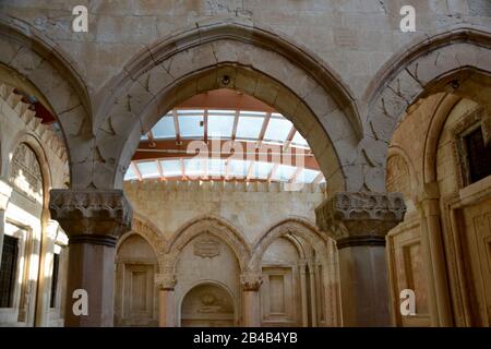 Ishak Pascha-Palast im Inneren. Aufgrund der Glasdachsteindekoration sind Details des ottonischen Palastes zu sehen. Stockfoto