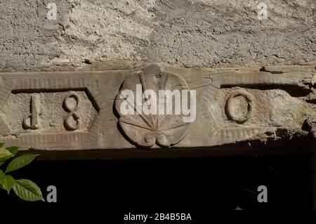 Frankreich, Haute Savoie, Nernier, Fischerdorf, auf dem Pediment einer Tür ein Datum, das mit der Schale des St Jacques Spuren des Pilgergangs in Richtung St Jacque de Compostelle gekennzeichnet ist Stockfoto