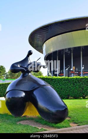 Frankreich, Poitou-Charentes, Vienne (86), Poitiers, Futuroscope, parc à thèmes par l'architecte Denis Laming et sculpts de Jean-Louis Toutain, Pavillon La Machine à voyager dans le temps Stockfoto