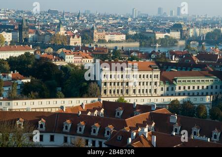 Prag Planblick in der Herbstsaison. Berühmte Brücken im middle der Komposition. Wie viele Ziegeldächer in Prag! Stockfoto