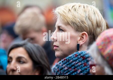 München, Deutschland. März 2020. Katrin Habenschaden, Bürgermeisterin von Bündnis 90/die Grünen, nimmt unter dem Motto "Einfach nicht machen" an der Kundgebung gegen AfD und Rechtsterror Teil. Credit: Sven Hoppe / dpa / Alamy Live News Stockfoto