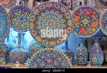 Shiraz, Iran. Dezember 2017. Kunsthandwerk im Saray-e Moshir Basar, der Teil des großen Wakil Basars in der iranischen Stadt Shiraz ist, aufgenommen am 03.12.2017. Weltweite Nutzung Credit: Dpa / Alamy Live News Stockfoto