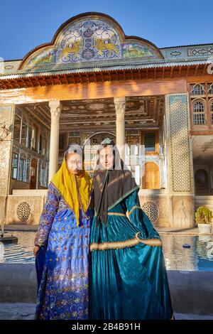 Shiraz, Iran. Dezember 2017. Zwei junge Frauen in traditioneller Kleidung im Naranjestanischen Garten in der iranischen Stadt Shiraz, aufgenommen am 03.12.2017. Weltweite Nutzung Credit: Dpa / Alamy Live News Stockfoto