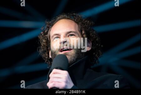 München, Deutschland. März 2020. Maxi Schafrath, Schauspieler, nimmt unter dem Motto "Einfach nicht machen" an der Kundgebung gegen AfD und Rechtsterror Teil. Credit: Sven Hoppe / dpa / Alamy Live News Stockfoto