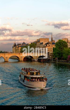 Frankreich, Paris, von der UNESCO zum Weltkulturerbe erklärt, am Ufer der seine, der Conciergerie auf der Ile de la Cite (Stadtinsel) und der pont Neuf (neue Brücke) Stockfoto