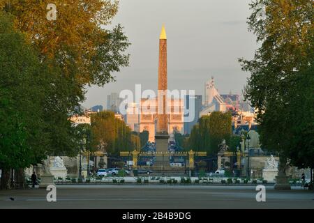 Frankreich, Paris, das von der UNESCO zum Weltkulturerbe erklärt wurde, der Tuileriengarten, das große runde Becken, der Mittelgang mit dem Obelisk von Luxor am Concorde Platz, der Triumphbogen und das Viertel la Défense im Hintergrund Stockfoto