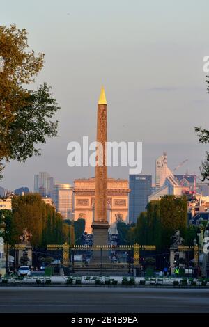 Frankreich, Paris, das von der UNESCO zum Weltkulturerbe erklärt wurde, der Tuileriengarten, das große runde Becken, der Mittelgang mit dem Obelisk von Luxor am Concorde Platz, der Triumphbogen und das Viertel la Défense im Hintergrund Stockfoto