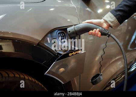 Essen, Nordrhein-Westfalen, Deutschland - Audi e-tron Elektro-SUV wird aufgeladen, Messestand auf der E-World Energy & Water Messe. Essen, Stockfoto