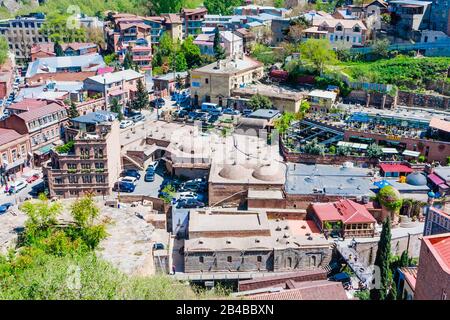 Blick auf die Altstadt von Tiflis und die Schwefelbäder von einer Höhe. Georgien Stockfoto