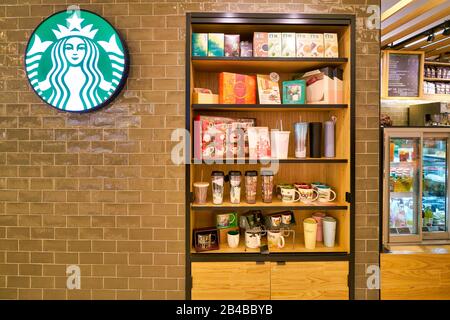 Hongkong, CHINA - CIRCA FEBRUAR 2019: Bei Starbucks Coffee in Hongkong angezeigte Waren. Stockfoto