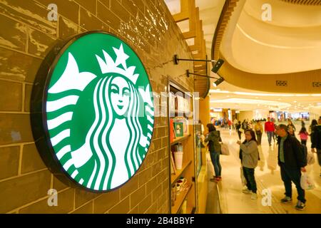 Hongkong, CHINA - CIRCA FEBRUAR 2019: Nahaufnahme des Starbucks Coffee Signs in Hongkong. Stockfoto