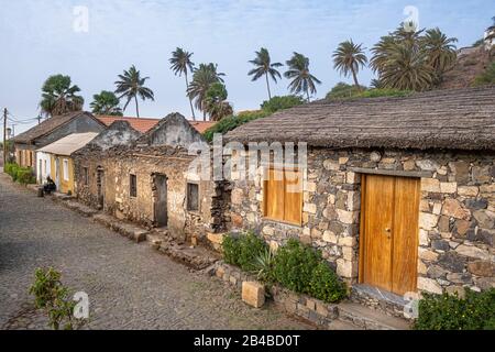 Kap Verde, Santiago Island, Cidade Velha, die erste europäische Siedlung in den Tropen, die 1462 gegründet wurde und zum UNESCO-Weltkulturerbe gehört, ist Rua da Banana die älteste Straße mit Steinhäusern Stockfoto