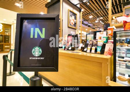 Hongkong, CHINA - CIRCA FEBRUAR 2019: Nahaufnahme eines Zeichens, das bei Starbucks Coffee in Hongkong zu sehen ist. Stockfoto