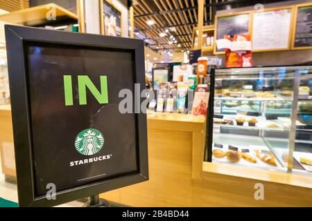 Hongkong, CHINA - CIRCA FEBRUAR 2019: Nahaufnahme eines Zeichens, das bei Starbucks Coffee in Hongkong zu sehen ist. Stockfoto