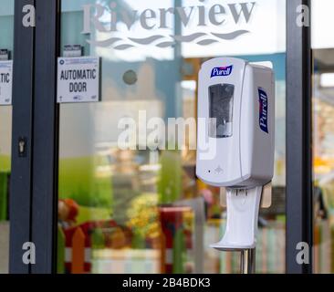 Bandon, West Cork, Irland, 6. März 2020. Das Riverview Shopping Center in Bandon installierte Handdesinfizierer an seinen Eingängen, damit Käufer beim Betreten oder Verlassen des Centers ihre Hände reinigen können. Eine ordnungsgemäße Handhygiene hilft, die Ausbreitung der Krankheit zu stoppen. Credit Aphperspektive/ Alamy Live News Stockfoto