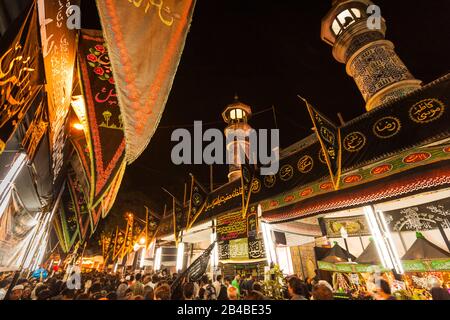 Indien, Bundesstaat Maharashtra, Bombay (Mumbai), jährliche Ashura-Prozession, Beginn des muslimischen Monats Muharram, Feier zur Ehrung des Martyriums des schiitischen Propheten Husayn, Menge von Gläubigen, die durch die Imambada-Moschee spazieren Stockfoto