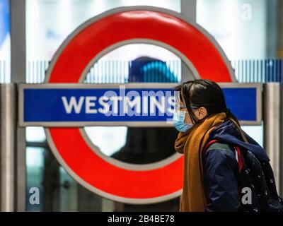 London, Großbritannien. März 2020. Masken werden als Schutz vor Coronavirus (Kovid 19) bei Lonfdon Underground, London getragen. Credit: Guy Bell/Alamy Live News Stockfoto