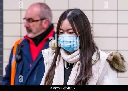 London, Großbritannien. März 2020. Masken werden als Schutz vor Coronavirus (Kovid 19) bei Lonfdon Underground, London getragen. Credit: Guy Bell/Alamy Live News Stockfoto