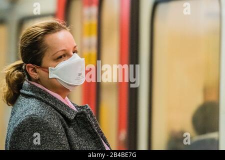 London, Großbritannien. März 2020. Masken werden als Schutz vor Coronavirus (Kovid 19) bei Lonfdon Underground, London getragen. Credit: Guy Bell/Alamy Live News Stockfoto