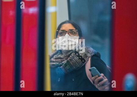 London, Großbritannien. März 2020. Masken werden als Schutz vor Coronavirus (Kovid 19) bei Lonfdon Underground, London getragen. Credit: Guy Bell/Alamy Live News Stockfoto