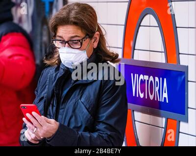London, Großbritannien. März 2020. Masken werden als Schutz vor Coronavirus (Kovid 19) bei Lonfdon Underground, London getragen. Credit: Guy Bell/Alamy Live News Stockfoto