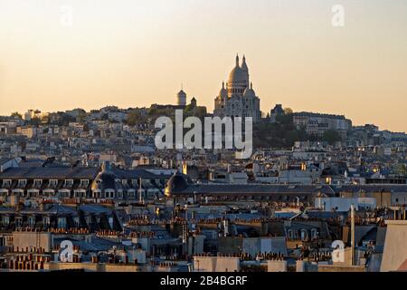 Frankreich, Paris, Blick auf die Basilika von Sacre Coeur auf dem Hügel von Montmartre von der Spitze des Pompidou Centers oder von Beaubourg aus, die Architekten Renzo Piano, Richard Rogers und Gianfranco Franchini Stockfoto