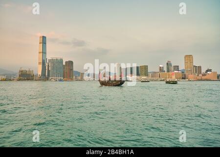 Hongkong, CHINA - CIRCA JANUAR 2019: Blick auf Kowloon vom Victoria Harbour aus am Abend. Stockfoto