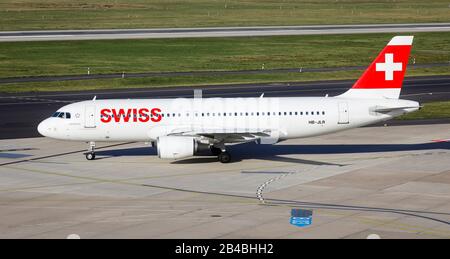 Düsseldorf, Nordrhein-Westfalen, Deutschland - Schweizer Airbus A320-214 auf Abflug am Flughafen Düsseldorf International, HB-JLR warten. Gebühren Stockfoto