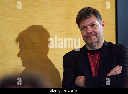 Robert Habeck in Marktoberdorf, 5. März 2020. Der Politiker Robert HABECK, Bundesvorsitzender Bündnis 90 die Gruenen spricht bei seinem Besuch im Kino Filmburg am 5. März 2020 in Marktoberdorf © Peter Schatz / Alamy Live News Stockfoto