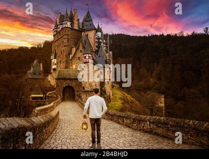 Burg Eltz Burg Deutschland bei Sonnenuntergang, Burg Eltz im rheinland-pfälzischen Land, Deutschland. Stockfoto