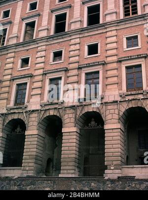 FACHADA SUR. AUTOR: JUAN DE HERRERA. ORT: ALCAZAR / MUSEO DEL EJERCITO-EDIFICIO. Toledo. SPANIEN. Stockfoto