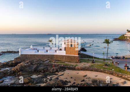 Brasilien, Bundesstaat Bahia, Salvador de Bahia, Luftbild des Forts: Bucht Ponta de Santa Maria und Bucht Salvador de Bahia bei Sonnenuntergang (Luftbild) Stockfoto